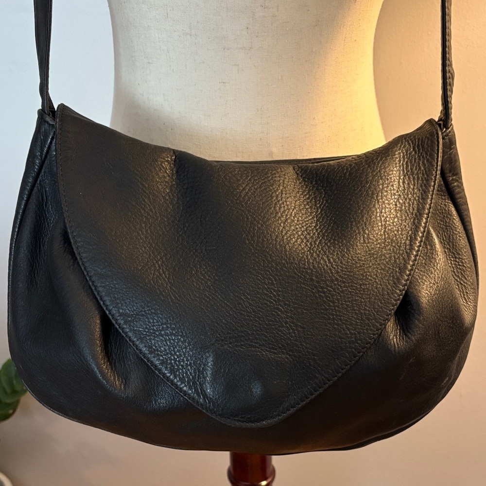 Classic Black Leather Shoulder Bag - Timeless Design